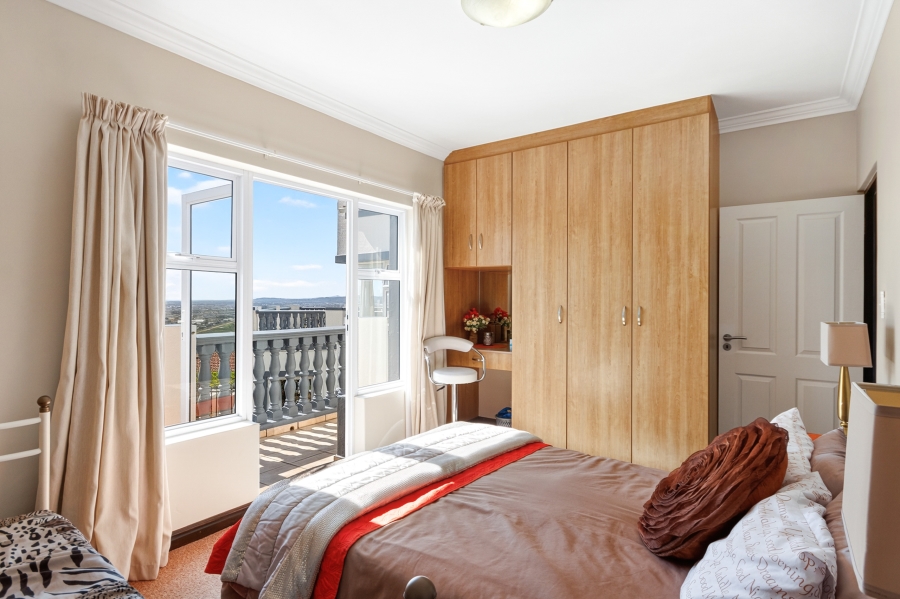 5 Bedroom Property for Sale in Mountainside Western Cape